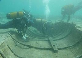 Buzos junto al casco de la nave fenicia de la playa de La Isla, en una imagen de archivo.