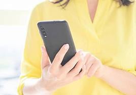 Una mujer con un móvil, en una imagen de archivo.