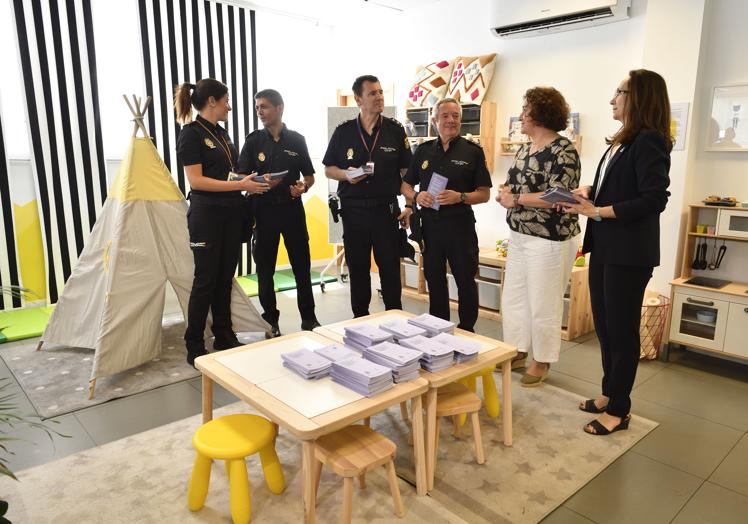 La Delegada del Gobierno, Caridad Rives, visita las instalaciones de la Unidad de Familia y Mujer de la Policía de la Comisaría del Distrito del Carmen.