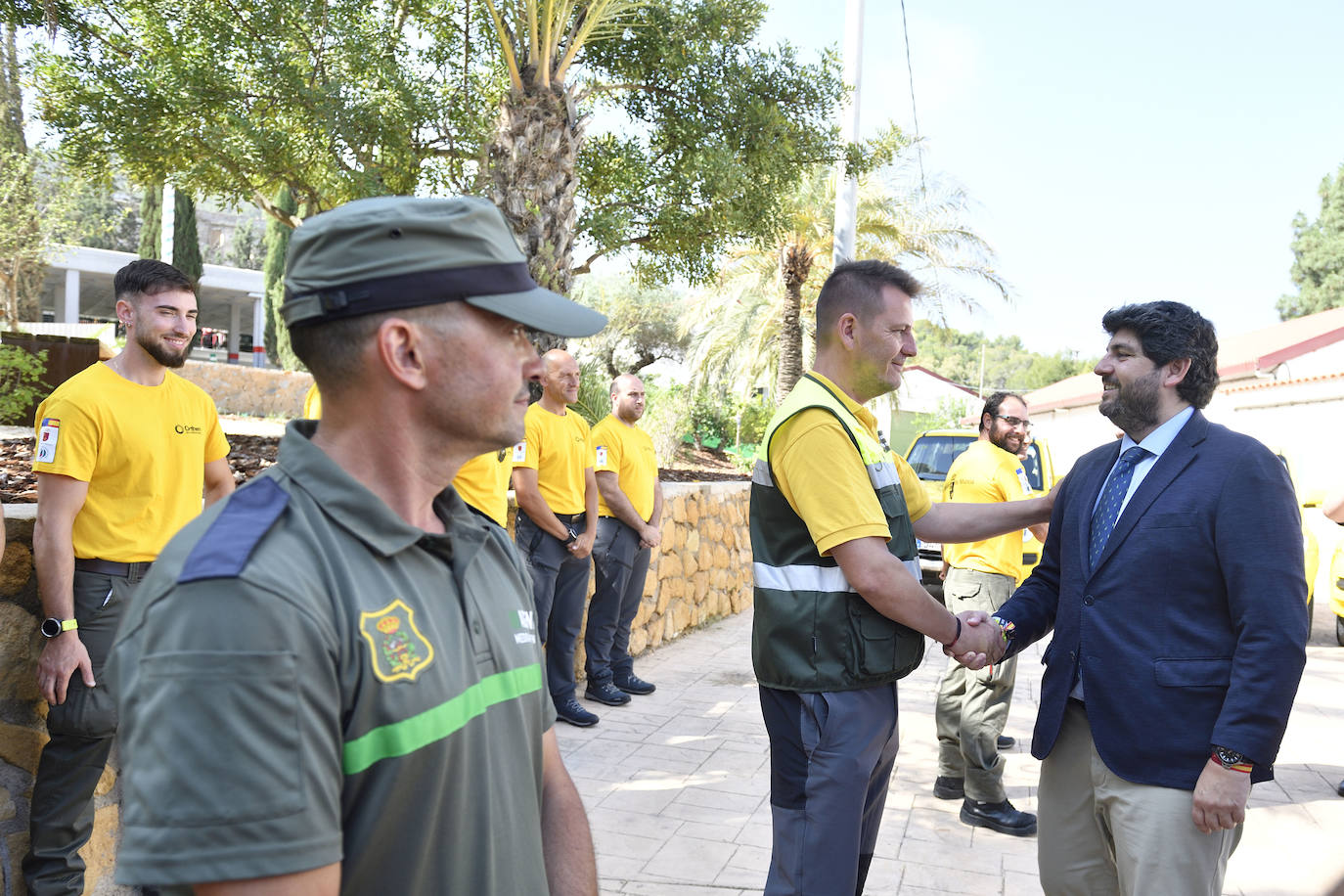 López Miras visita a los bomberos que viajarán a Canadá