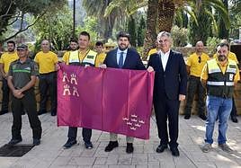 López Miras visita a los bomberos que viajarán a Canadá
