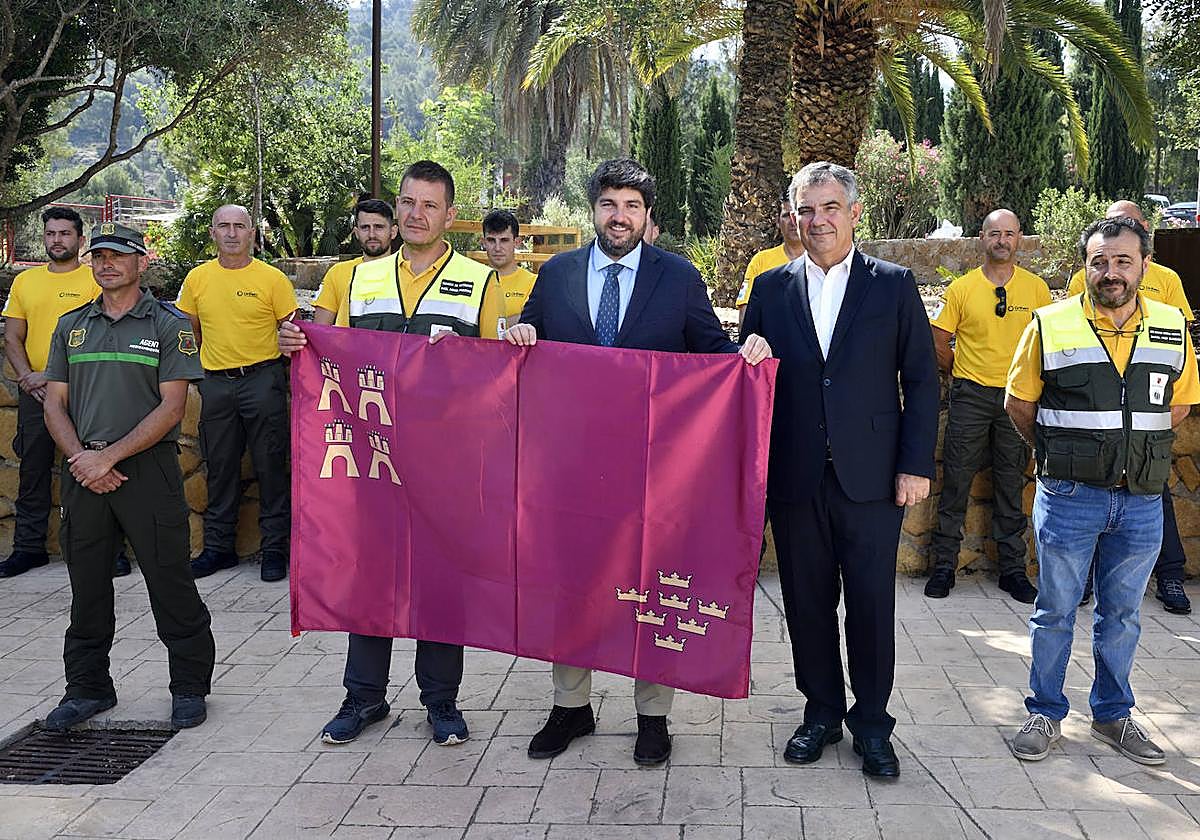 López Miras visita a los bomberos que viajarán a Canadá