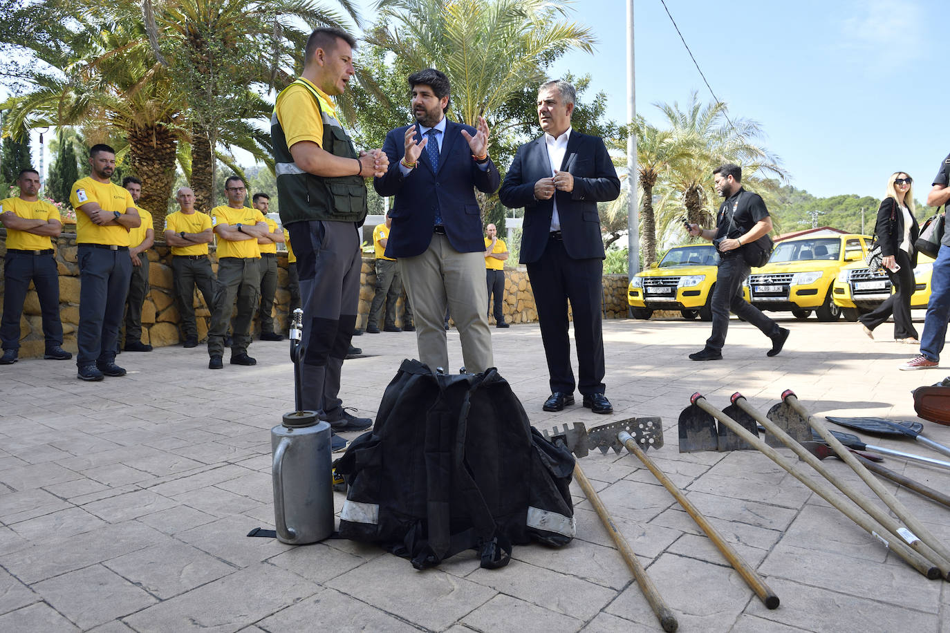 López Miras visita a los bomberos que viajarán a Canadá