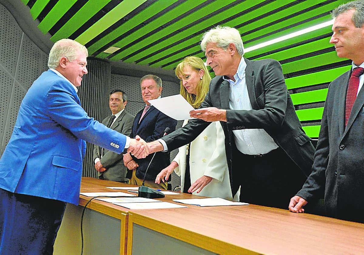 Jaime Baldají entrega su credencial a José Vélez.