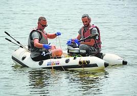 Dos técnicos de la CHS trabajan en el embalse del Judío, ayer, en Cieza.