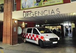 Puerta de urgencias del hospital Virgen de la Arrixaca, en una imagen de archivo.
