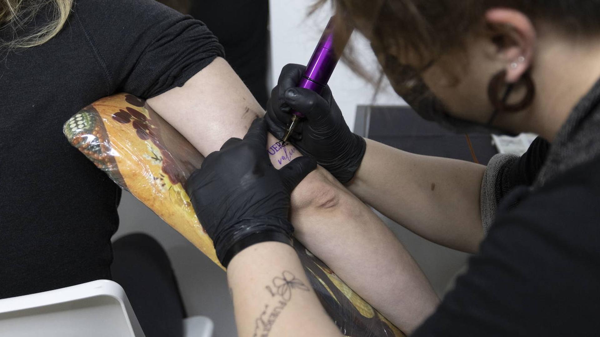 Cómo debes cuidar tu tatuaje recién hecho en verano