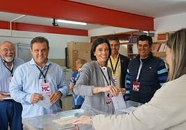 Esthe Guzmán (MC) vota en las pasadas elecciones.