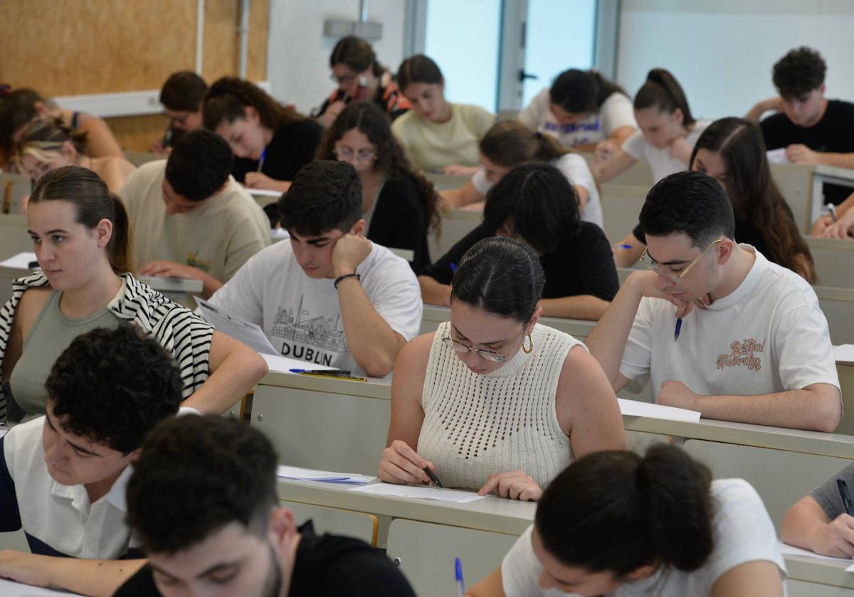 Un grupo de alumnos realiza uno de los exámenes de la Ebau en el Aulario Norte de Espinardo.