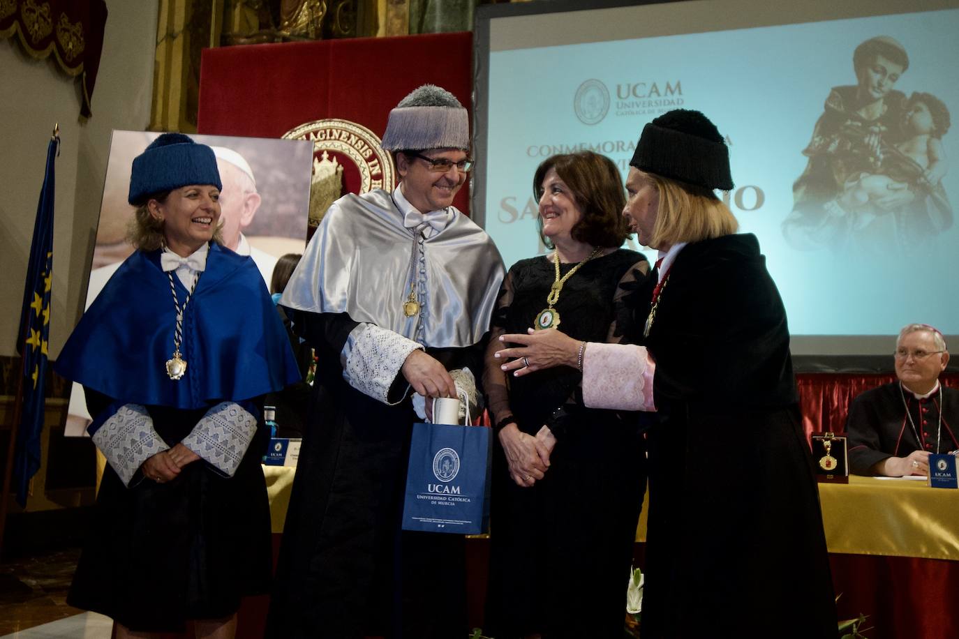 El acto de la UCAM por el día de San Antonio, en imágenes