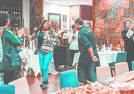 David García, junto a las mujeres que ha contratado en su restaurante, la pasada semana.