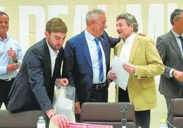 Felipe Moreno y Agustín Ramos rodeados de algunos directivos, en el traspado de poderes en el Real Murcia producido en la junta del pasado 8 de marzo.