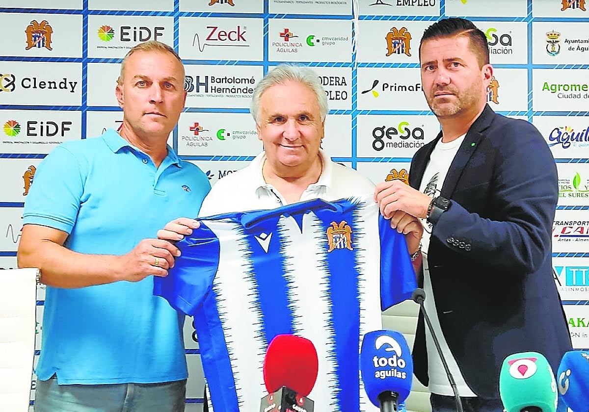 Alfonso García, en el centro, rodeado por Pedro Reverte (director deportivo) y Sebas López (técnico).
