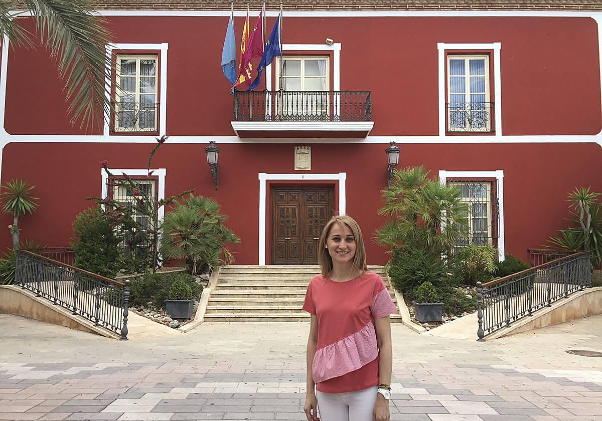 Mariola Guevara junto al Ayuntamiento de Alhama en una imagen de archivo.