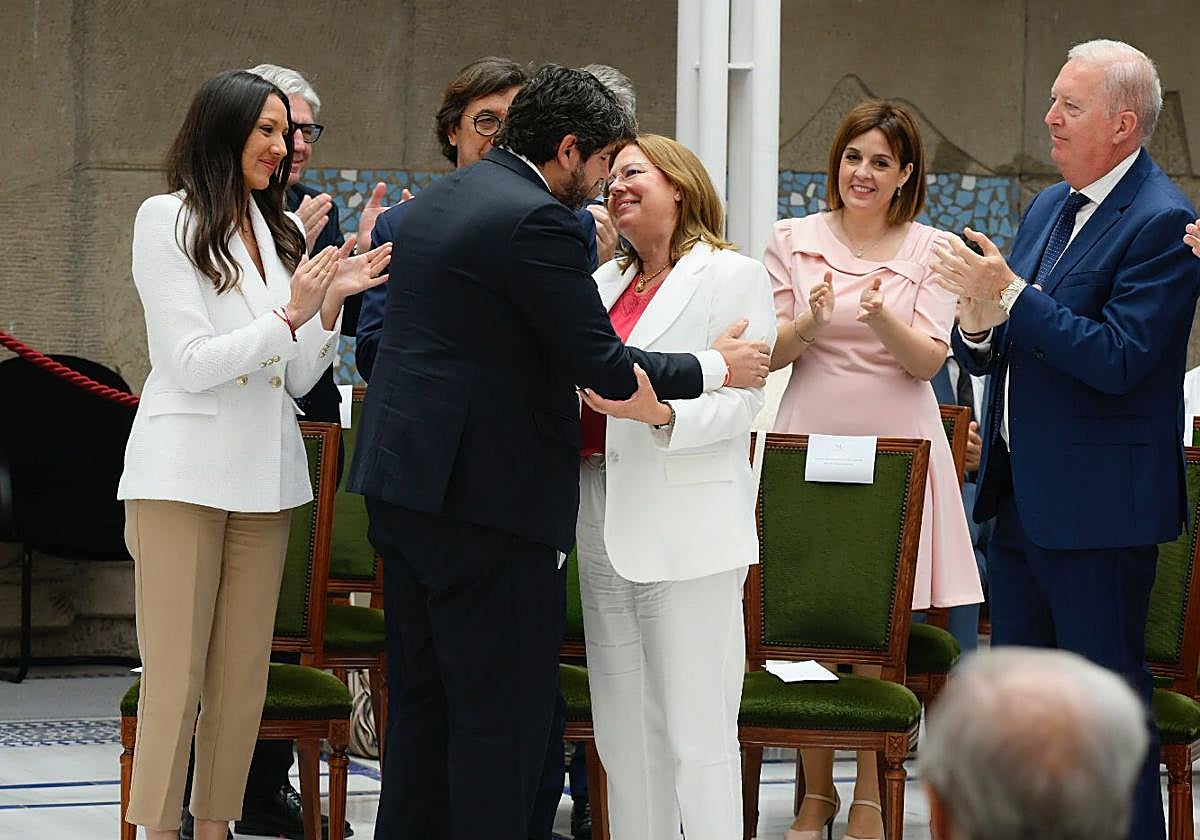 Fernando López Miras felicita a Visitación Martínez, tras ser elegida presidenta de la Asamblea Regional este miércoles.
