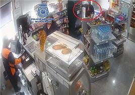Momento del atraco, captado por la cámara de seguridad.