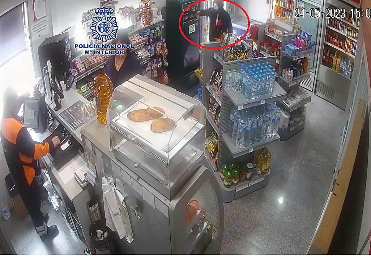 Momento del atraco, captado por la cámara de seguridad.