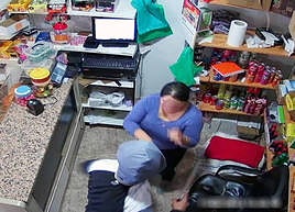 Imagen de la cámara de seguridad de uno de los establecimentos asaltados por el grupo criminal.