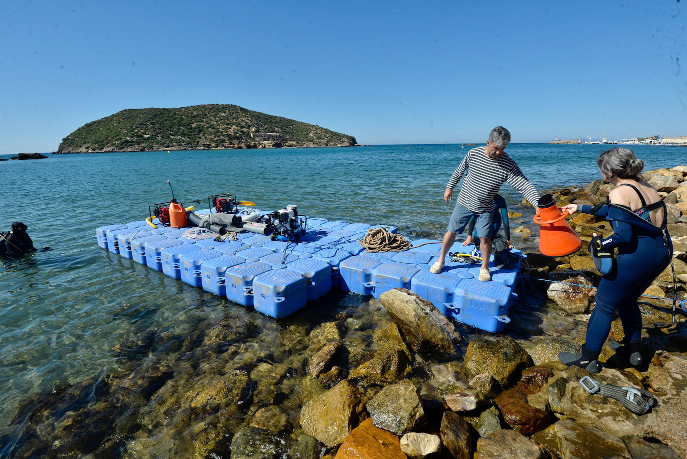 Los arqueólogos examinan ya el barco fenicio de Mazarrón