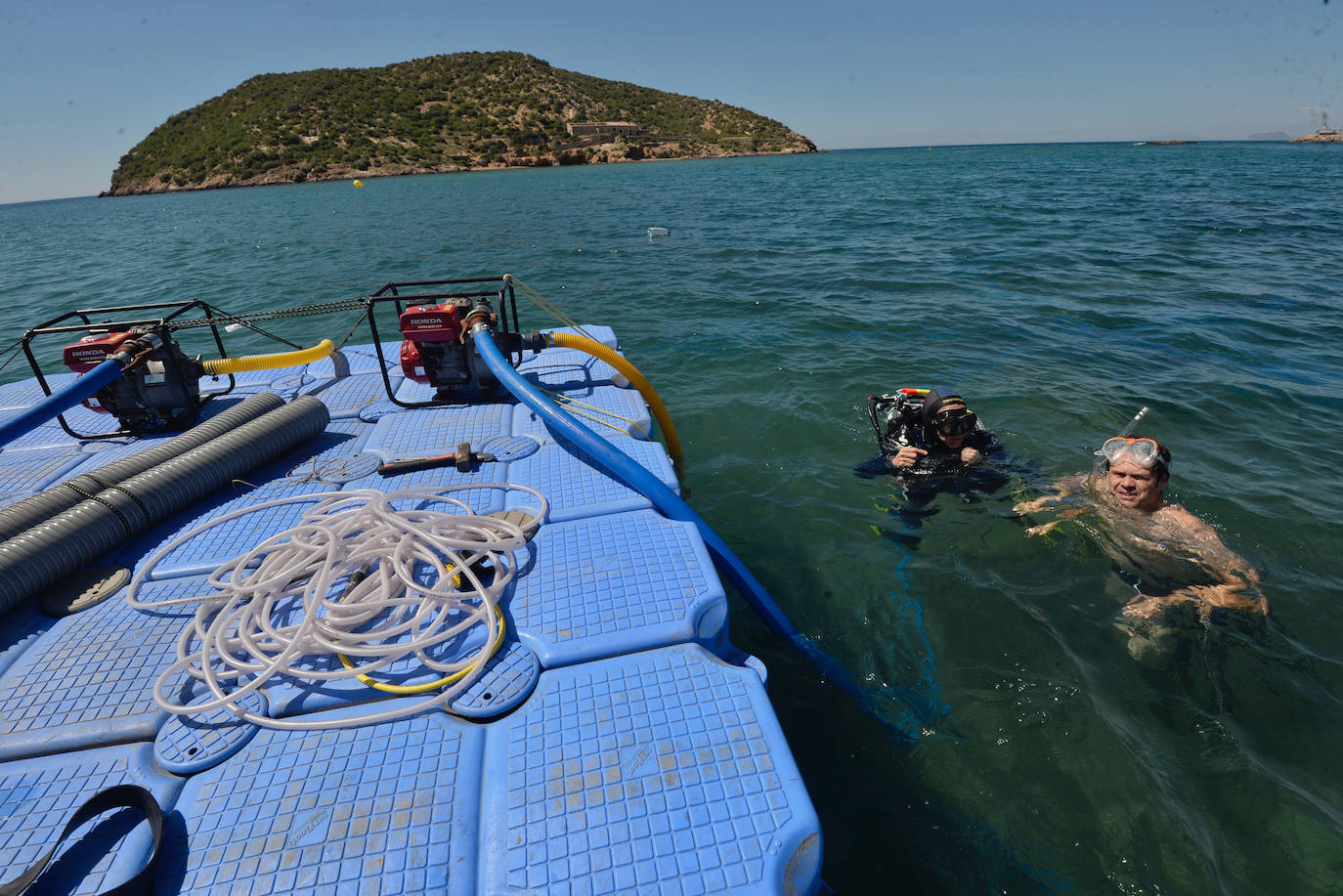 Los arqueólogos examinan ya el barco fenicio de Mazarrón