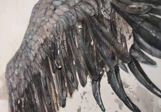 Plumas, hojas de periódicos, ramas... La artista recurre al collage como técnica y transforma el dibujo con otros elementos.
