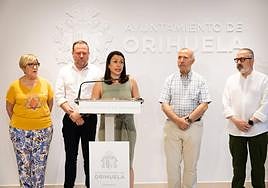 Carolina Gracia (en el centro), arropada por Carmen Moreno, Luis Quesada, Guillermo Cánovas y Ángel Luis Muñoz.
