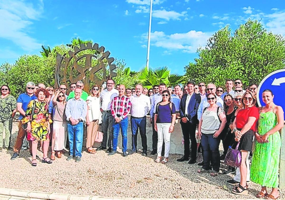 Los miembros del club Rotary, con el alcalde (c), junto a la rueda.