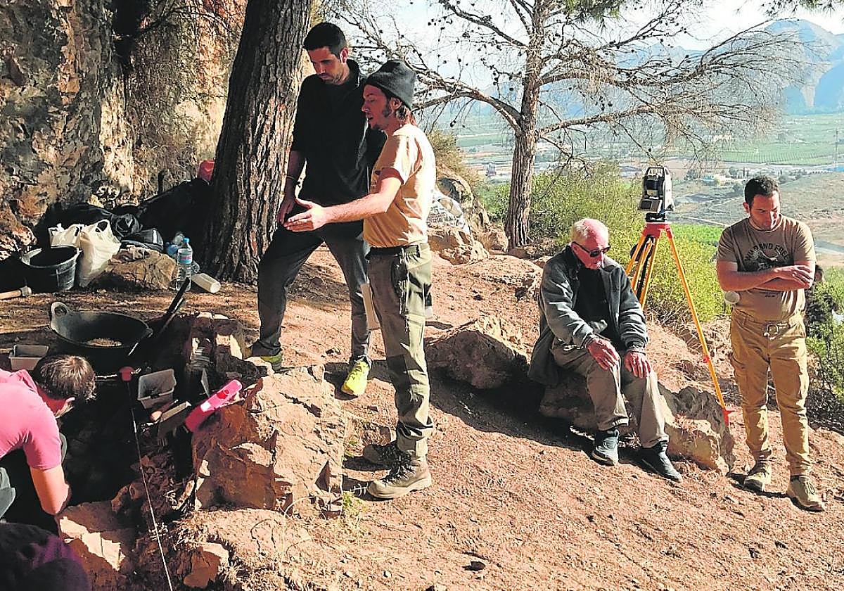 Javi Campillo, concejal en funciones de Santomera, Norman Fernández, codirector de la excavación, Michael Walker y Gonzalo Linares en La Capilla.