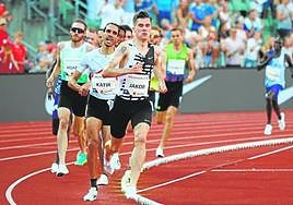 Ingebrigtsen encara la recta final por delante de Mo Katir, anoche en Oslo.