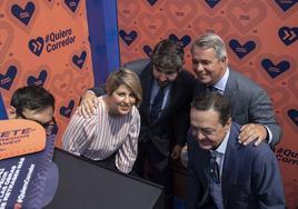 Noelia Arroyo, López Miras, Diego Lorente y José María Albarracín observan una imagen en 3D en la exposición inaugurada en el Puerto de Cartagena.