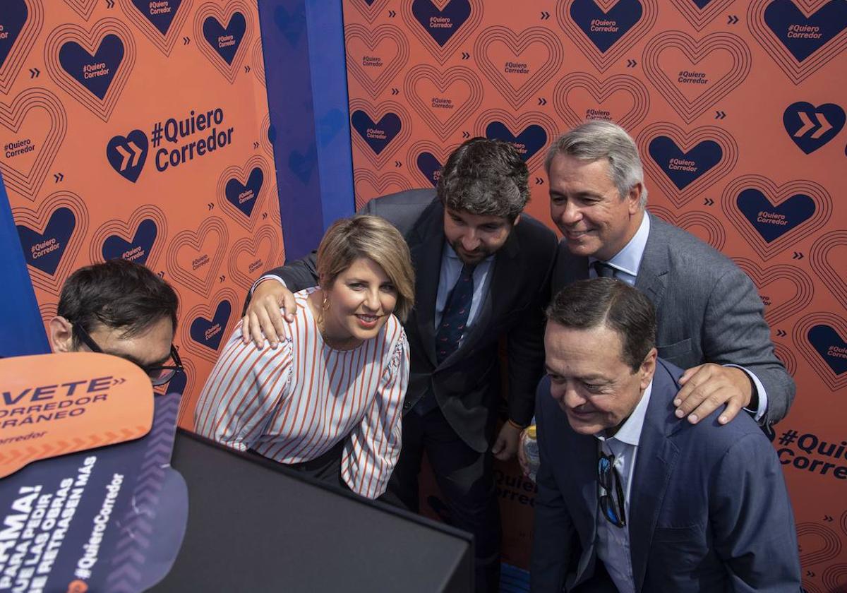 Noelia Arroyo, López Miras, Diego Lorente y José María Albarracín observan una imagen en 3D en la exposición inaugurada en el Puerto de Cartagena.