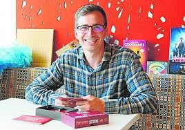 José Antonio Ruipérez Valiente rodeado de juegos durante su estancia en el MIT, en Estados Unidos.