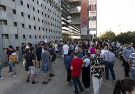 Los aspirantes a la espera del examen.