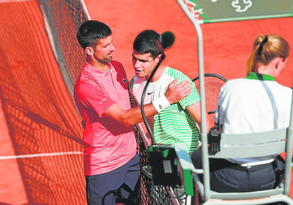 Novak Djokovic intenta consolar a CarlosAlcaraz tras eliminar al jugador español en semifinales de Roland Garros.