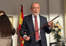 Rafael Guillamón sostiene el bastón de mando, este sábado en Ricote.