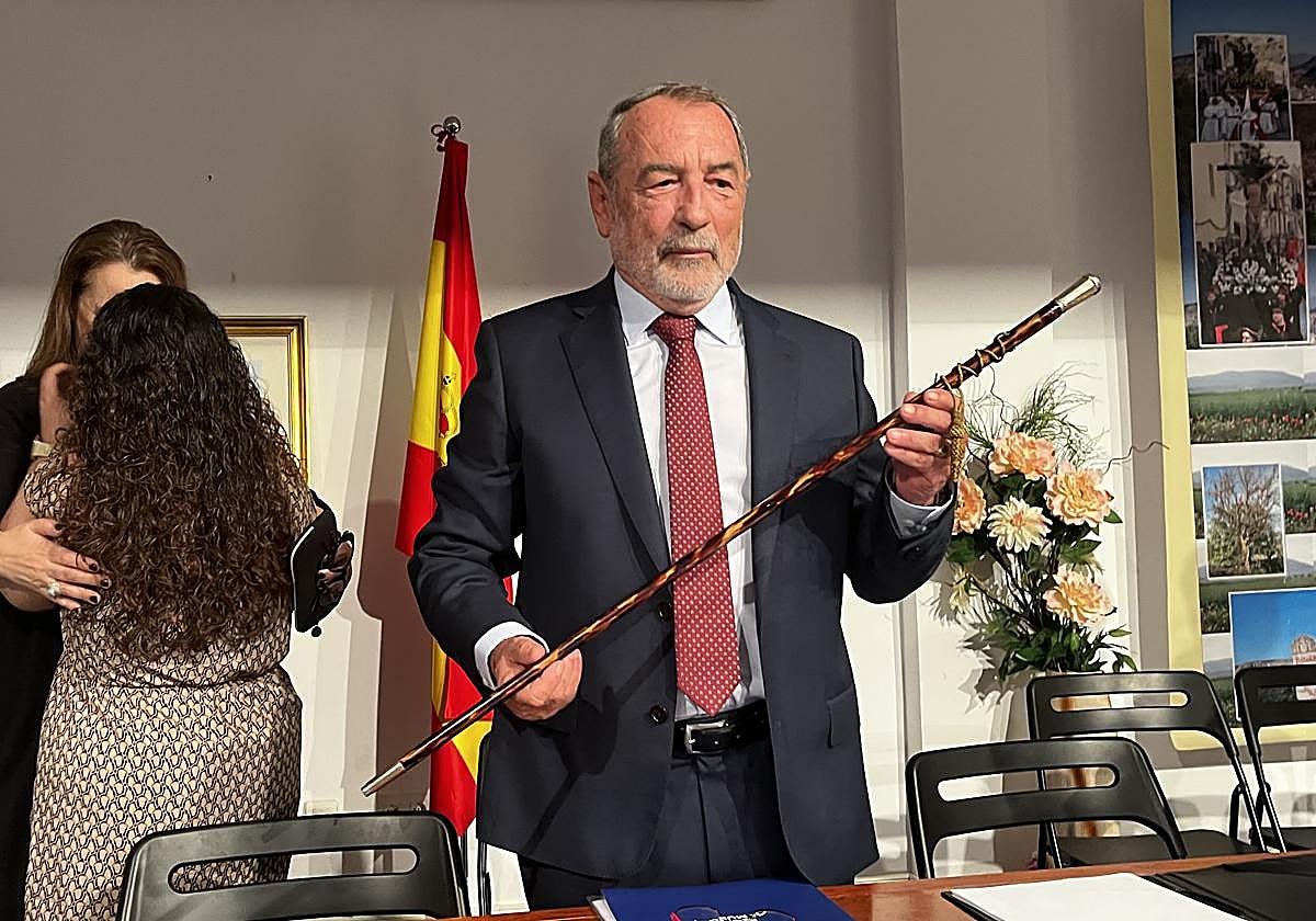 Rafael Guillamón sostiene el bastón de mando, este sábado en Ricote.