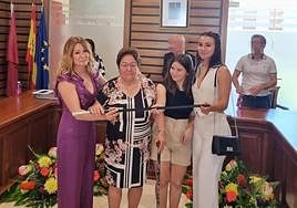 Entrega del bastón de mando a María Josefa Pérez Cerón (centro), este sábado.