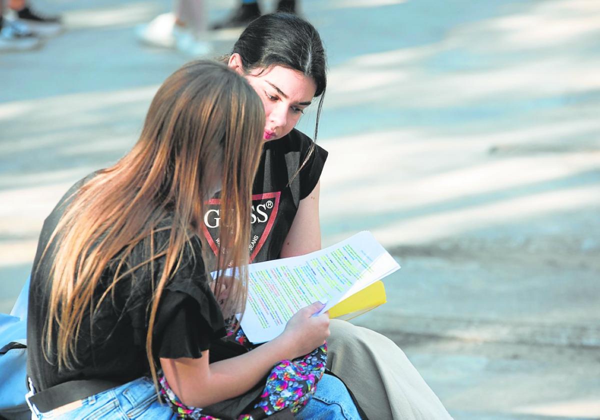 Alumnas de la UMU en el Campus de la Merced.