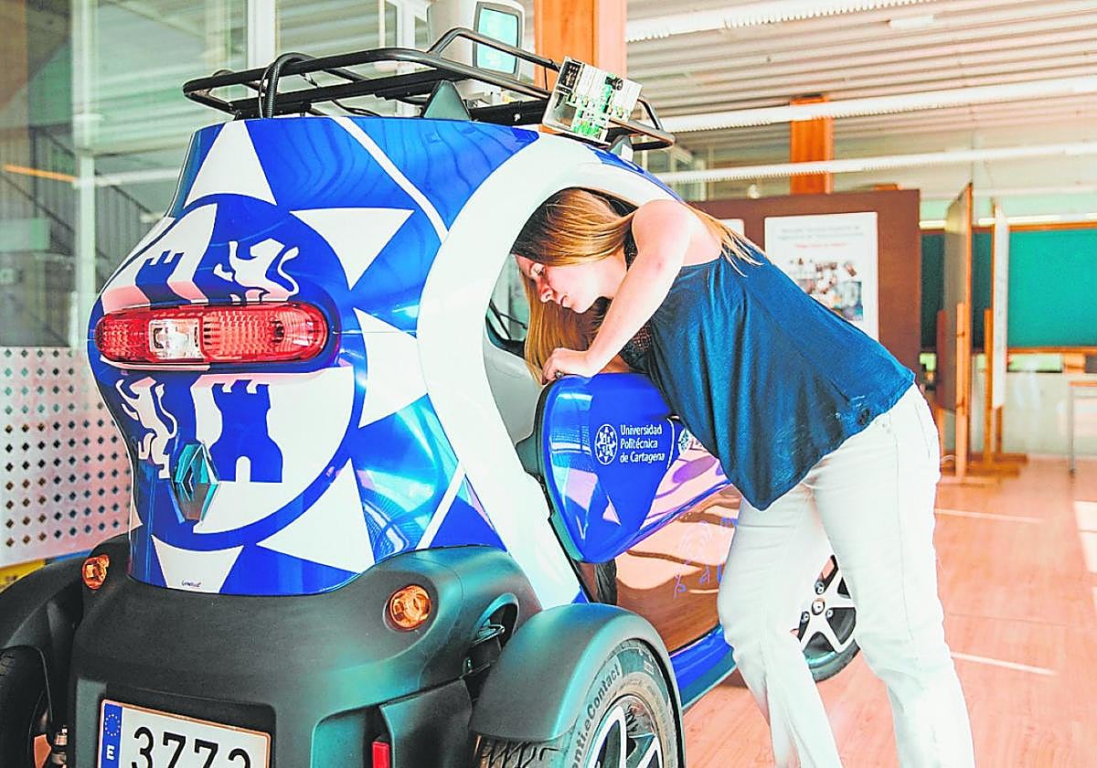 Una alumna realizando prácticas en un vehículo de la UPCT.
