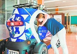 Una alumna realizando prácticas en un vehículo de la UPCT.