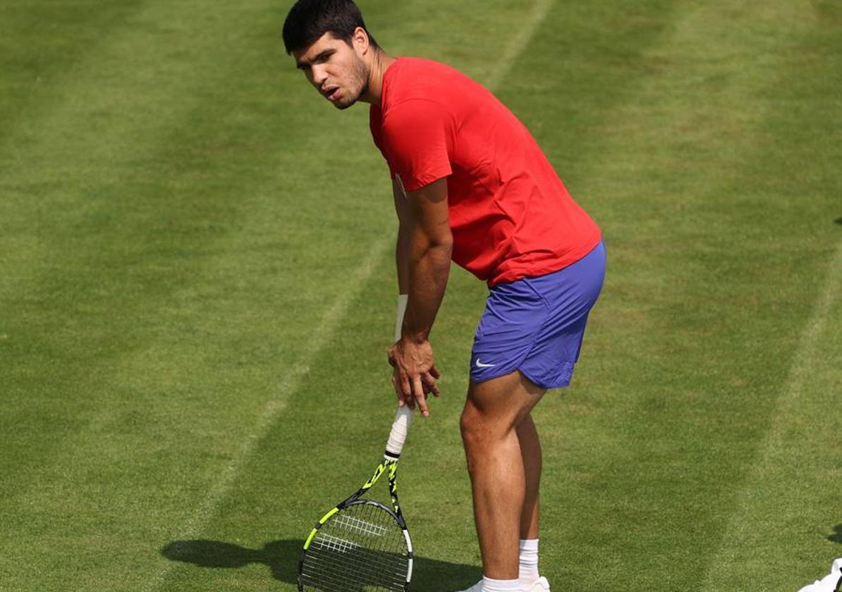 Carlos Alcaraz improvisa un golpe de golf, en su entrenamiento de ayer junto al argentino Cerúndolo, en Queen's.