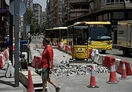 Obras por el plan de movilidad, este lunes, en la Gran Vía de Murcia.