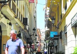 Imagen de la calle Platería, que sufre ya los estragos del calor sin que se hayan instalado aún los toldos que se venían colocando en los últimos años.