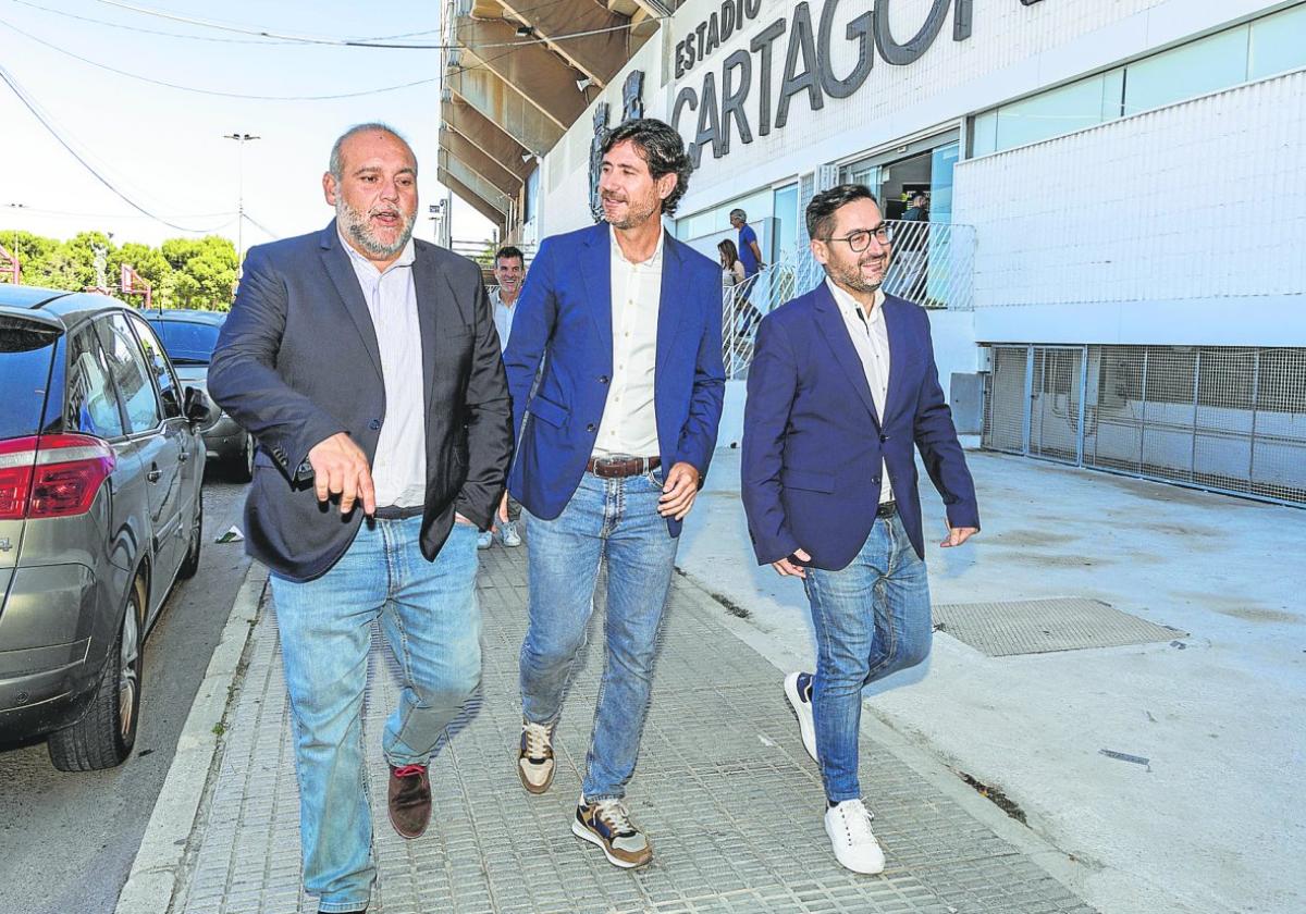 Manuel Sánchez Breis, Víctor Sánchez del Amo y Paco Belmonte acuden a la sala de prensa del Cartagonova, la semana pasada, en la presentación del entrenador.