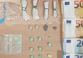 Las drogas y el dinero en efectivo requisados por los agentes.