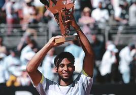 Arthur Fils levanta el título del ATP 250 de Lyon, el mes pasado.