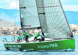 t El 'Fandango 300', el domingo navegando en Mazarrón.t Julio Bernardeau, patrón del 'Fandango 300'.