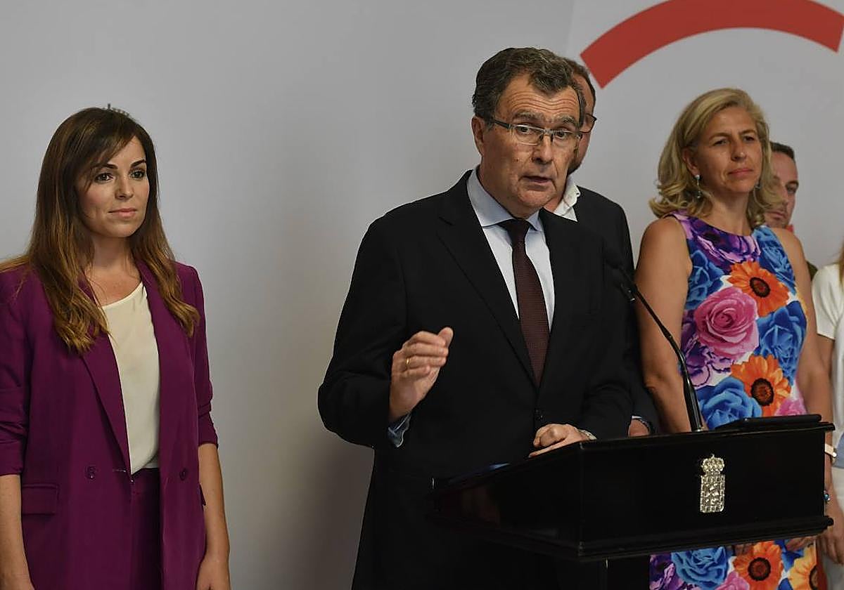 Rebeca Pérez (i) y Mercedes Bernabé (d), junto a José Ballesta, este lunes.