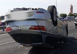 El vehículo, volcado tras el accidente.