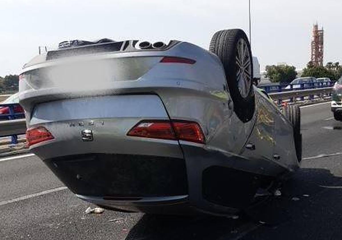 El vehículo, volcado tras el accidente.
